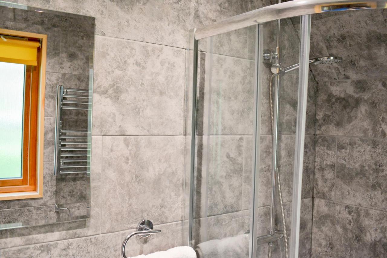 Spacious Primrose Lodge For 6 With Hot Tub At A Spa Resort Chudleigh Exteriör bild